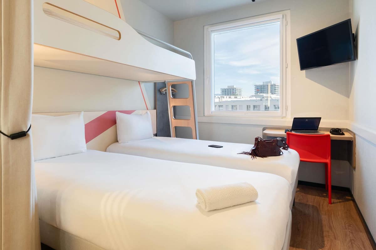 Ropa de cama de alta calidad y caja de seguridad en la habitación