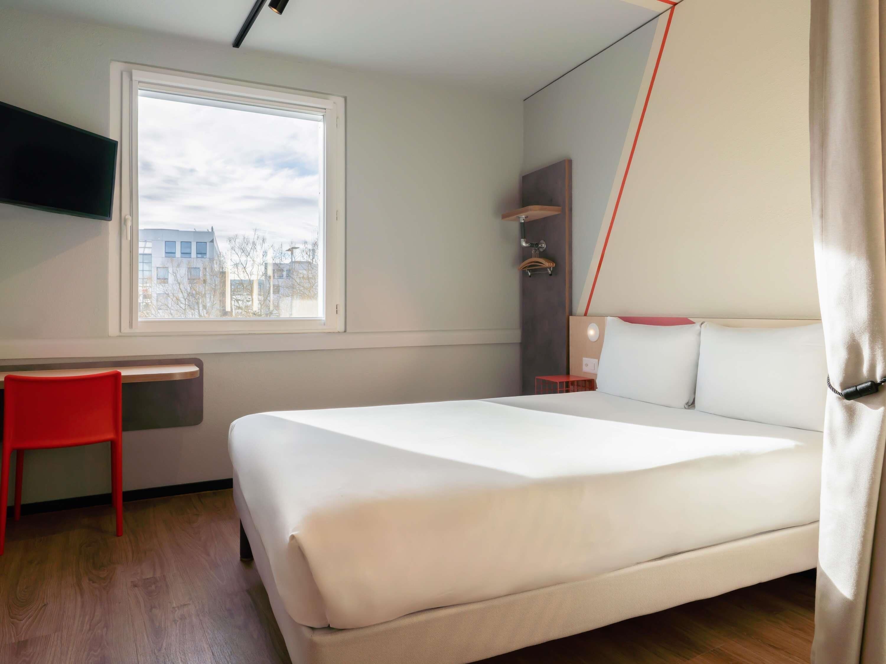 Habitación estándar, 1 cama matrimonial | Ropa de cama de alta calidad y caja de seguridad en la habitación 