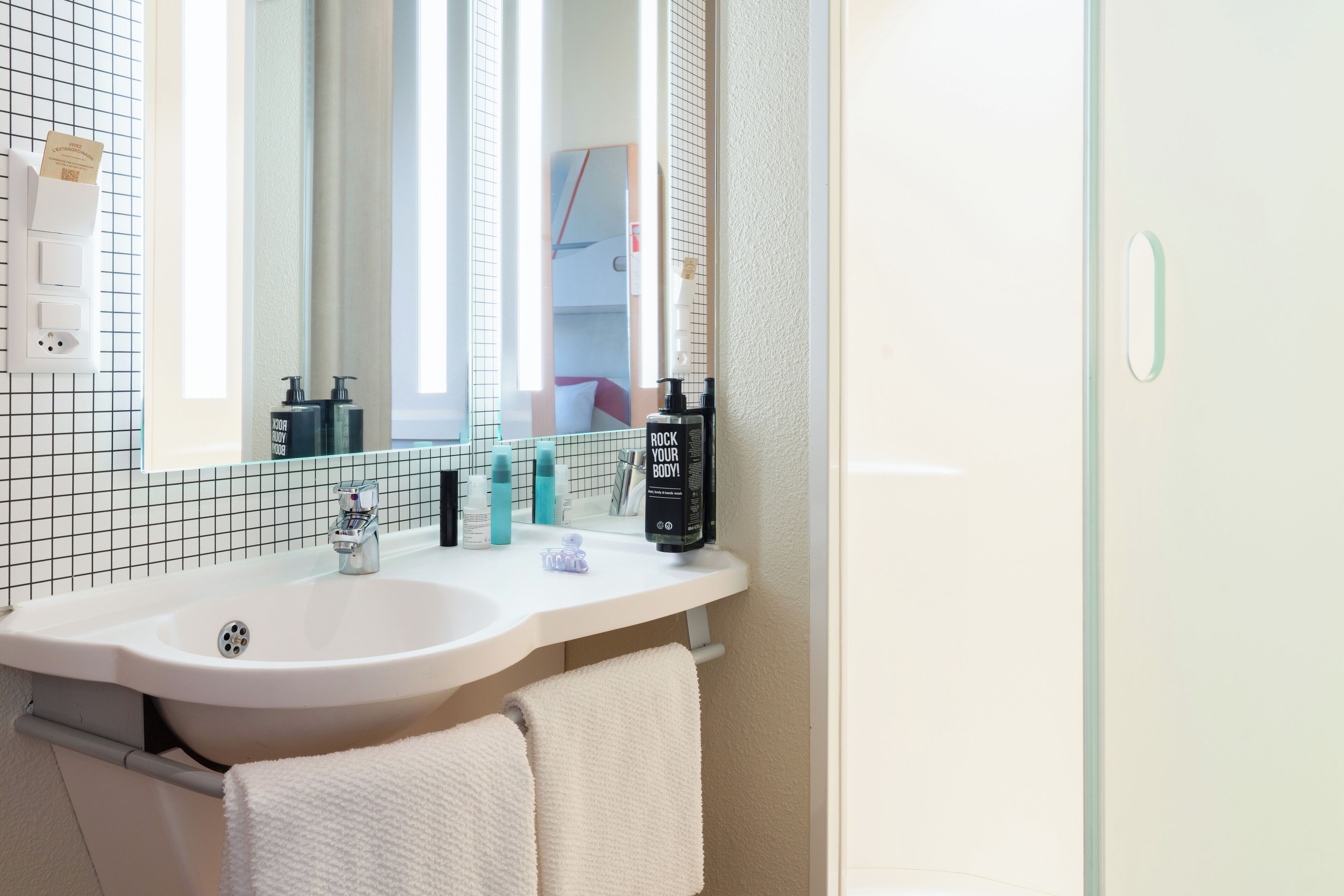 Douche, articles de toilette écologiques, serviettes fournies
