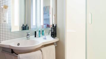 Douche, articles de toilette écologiques, serviettes fournies