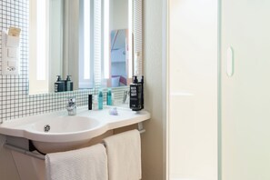 Shower, eco-friendly toiletries, towels - ibis budget Geneve Petit Lancy (Lancy)
