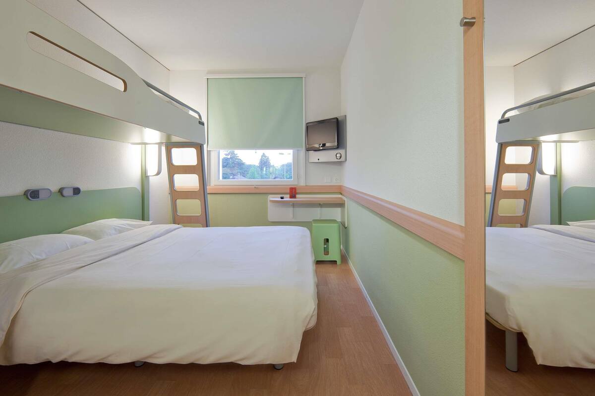 Premium bedding, in-room safe, desk, soundproofing