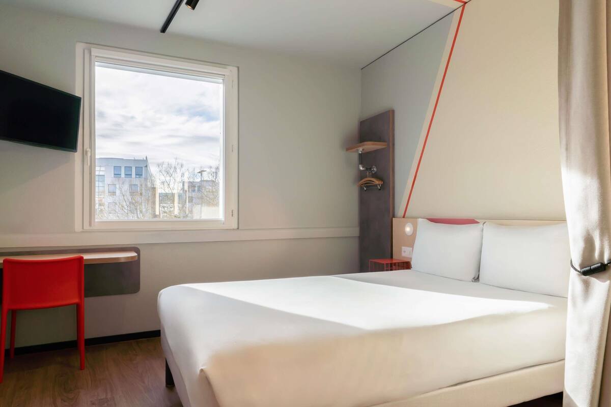 Premium bedding, in-room safe, desk, soundproofing