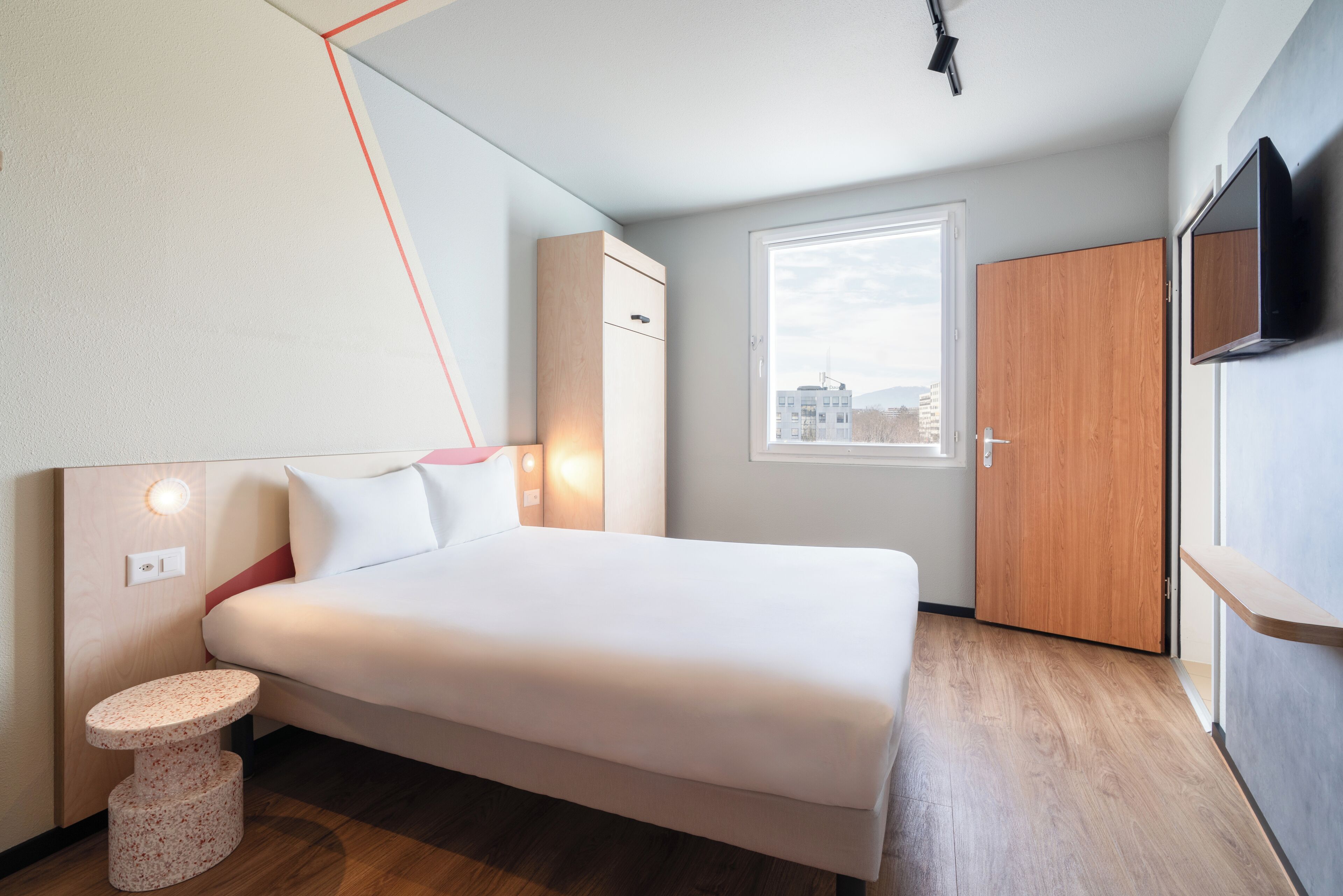 Kamer, 1 tweepersoonsbed, toegankelijk voor mindervaliden | Luxe beddengoed, een kluis op de kamer, een bureau, geluiddichte muren