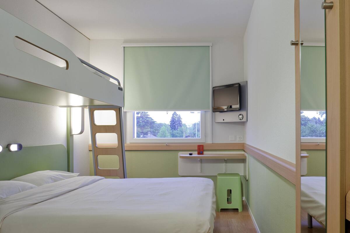 Ropa de cama de alta calidad, caja fuerte, escritorio