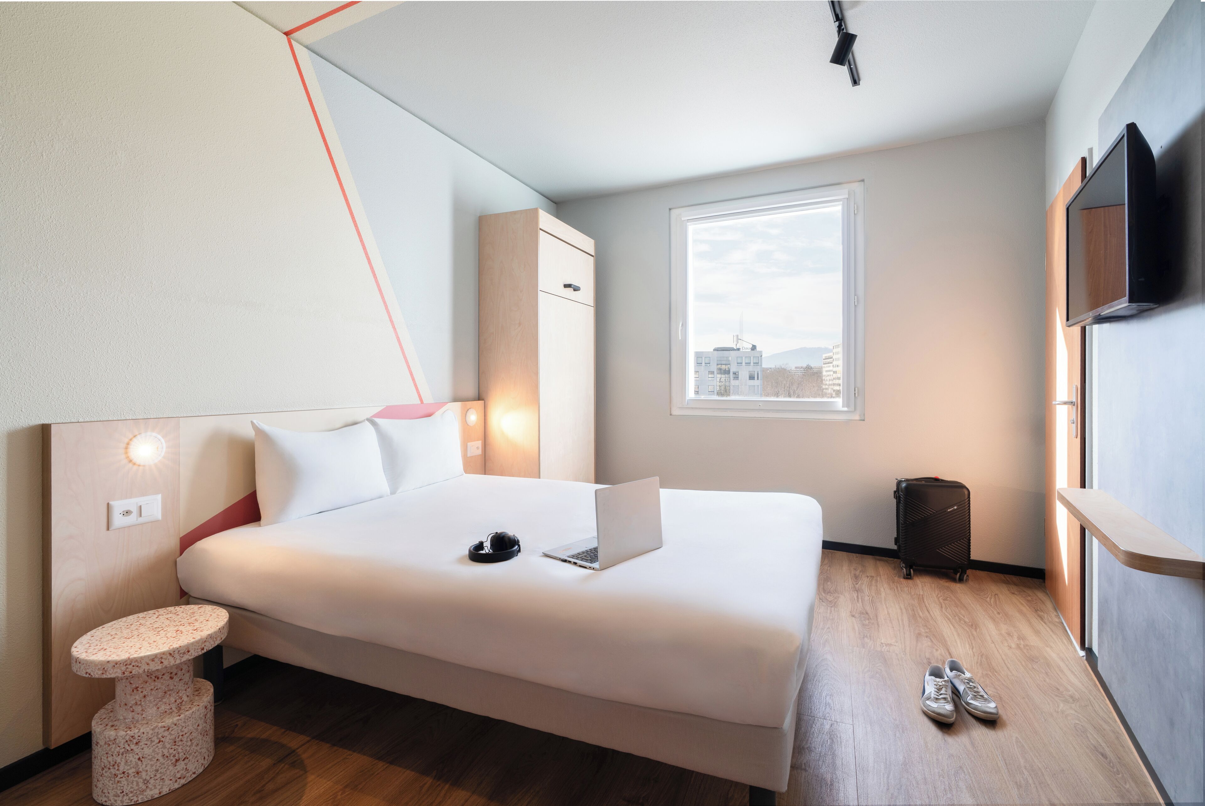 Kamer, 1 tweepersoonsbed, toegankelijk voor mindervaliden | Luxe beddengoed, een kluis op de kamer, een bureau, geluiddichte muren