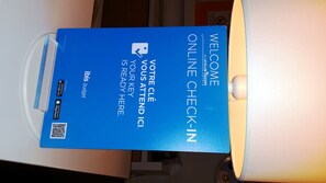 Indtjeknings-/udtjekningsautomat