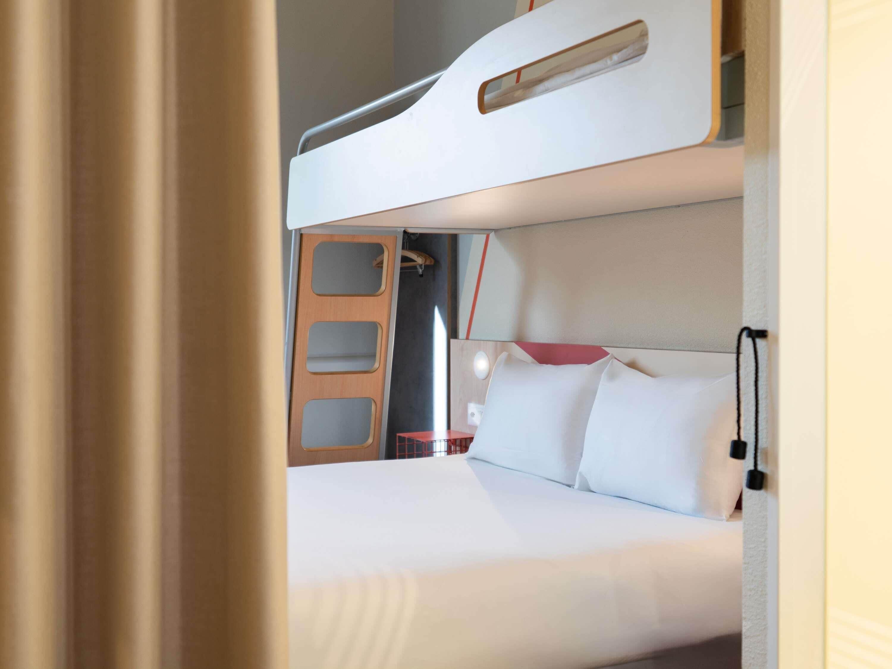 Quarto casal, várias camas | Roupas de cama premium, cofres nos quartos, escrivaninha