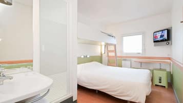 Ropa de cama de alta calidad y caja de seguridad en la habitación