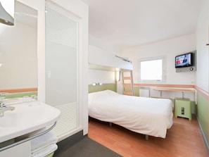 Roupas de cama premium, cofres nos quartos, escrivaninha