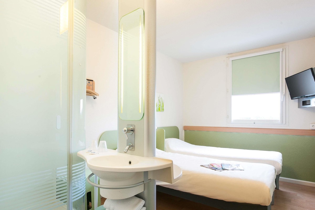 twin room, 2 single beds | desk, soundproofing, iron/ironing board, free cots/infant beds