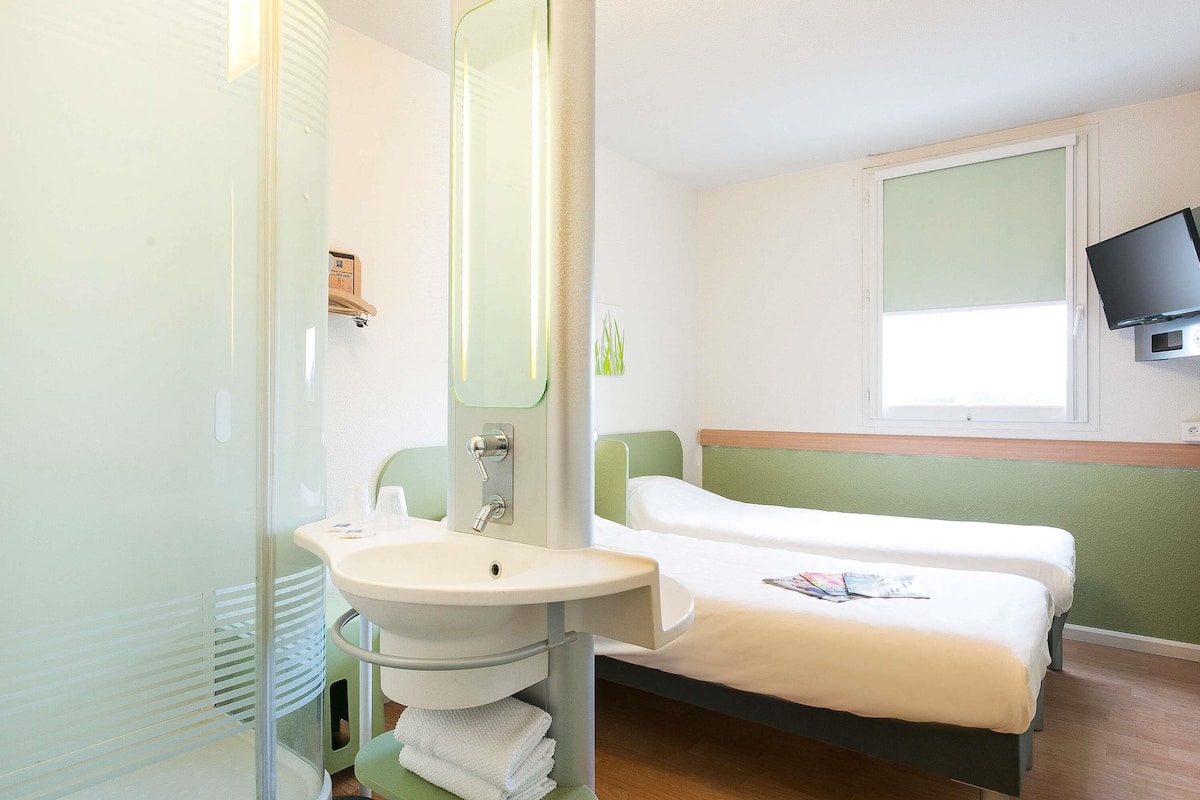 Twin Room, 2 Twin Beds | Desk, soundproofing, iron/ironing board, cribs/infant beds