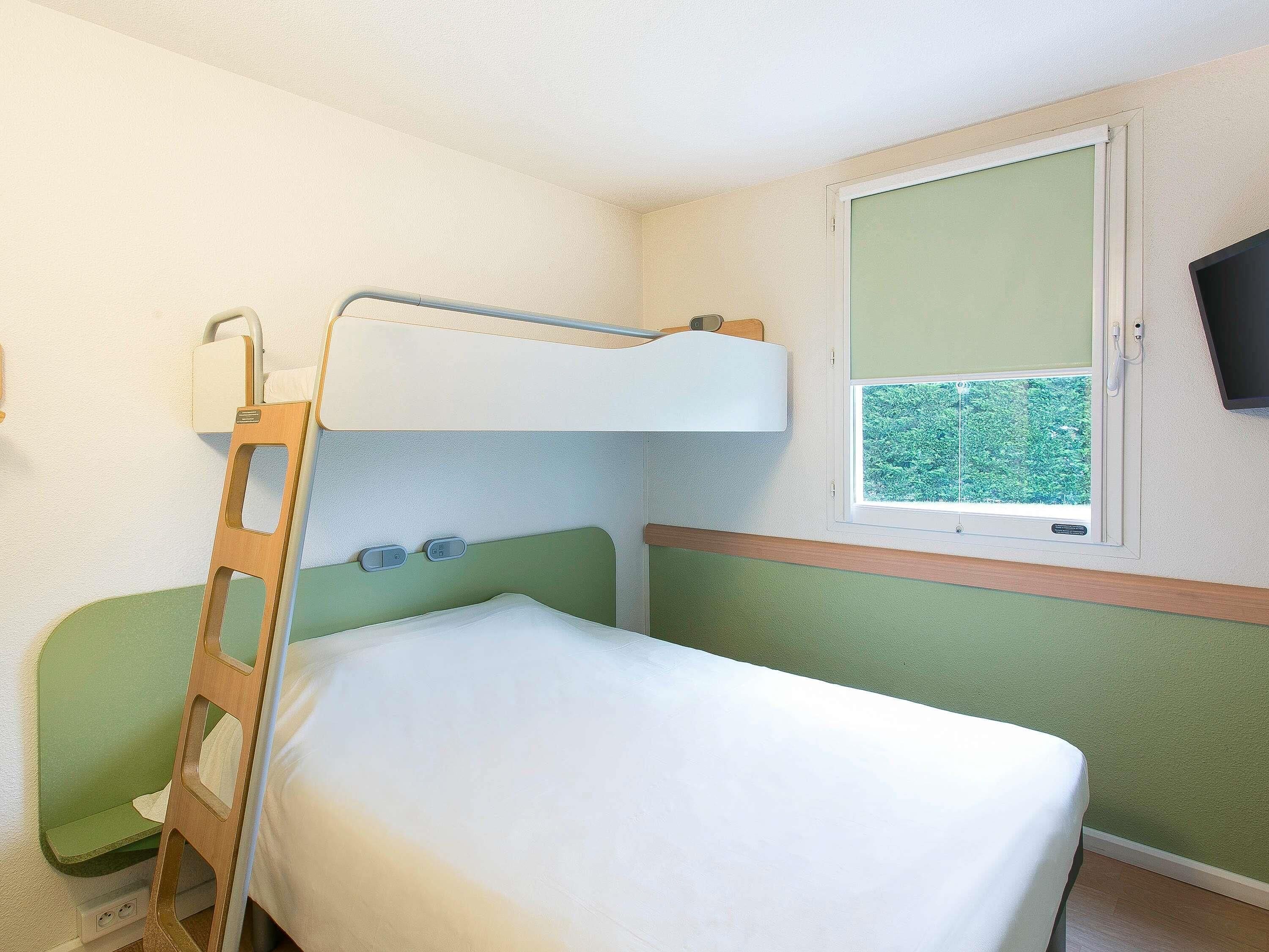 triple room, multiple beds | desk, soundproofing, iron/ironing board, free cots/infant beds