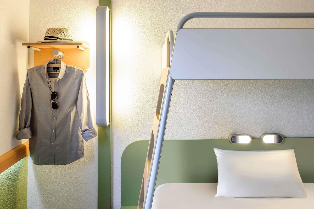 triple room, multiple beds | desk, soundproofing, iron/ironing board, free cots/infant beds