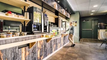 Petit déjeuner buffet (9.5 EUR par personne)