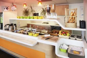 每日供應吃到飽早餐 (每人 EUR9.5)