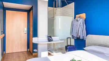 Hypo-allergenic bedding, desk, free WiFi, bed sheets