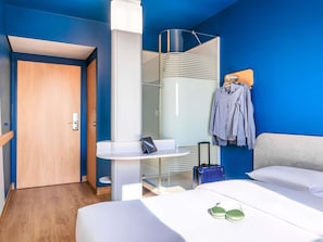 Hypo-allergenic bedding, desk, free WiFi, bed sheets