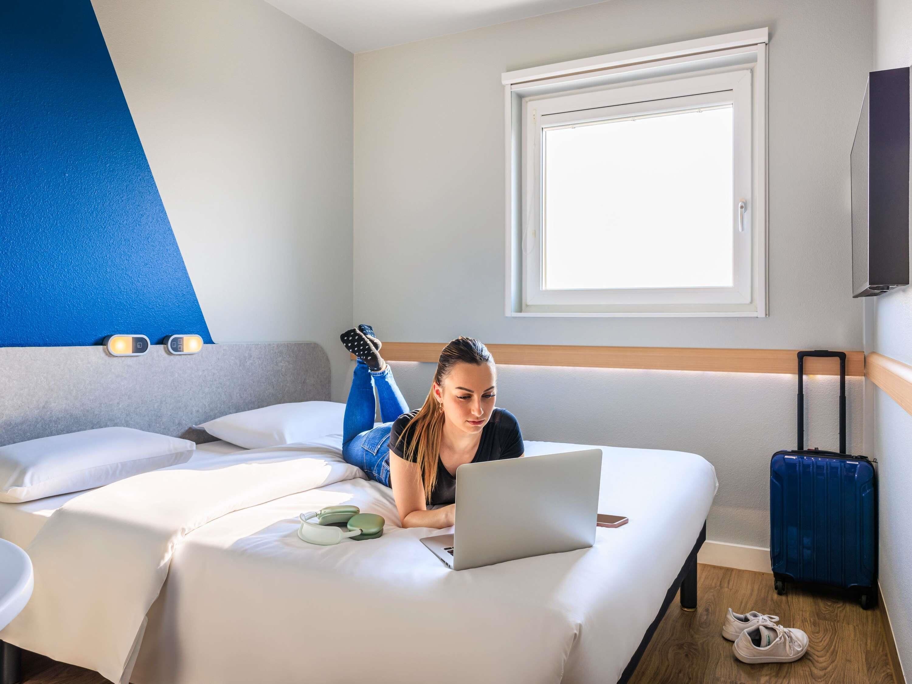 Habitación estándar, 1 cama matrimonial (160x190cm) | Ropa de cama hipoalergénica, escritorio, wifi gratis y ropa de cama 