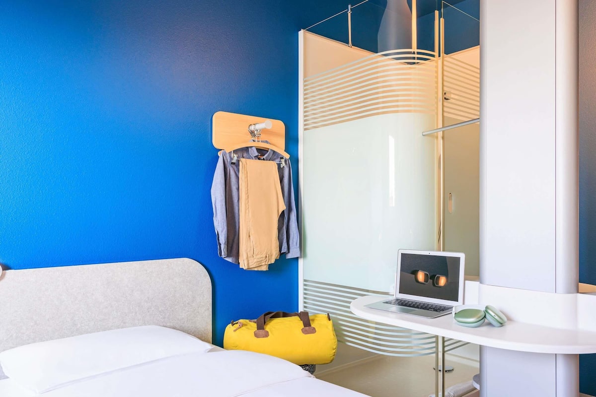 Hypo-allergenic bedding, desk, free WiFi, bed sheets