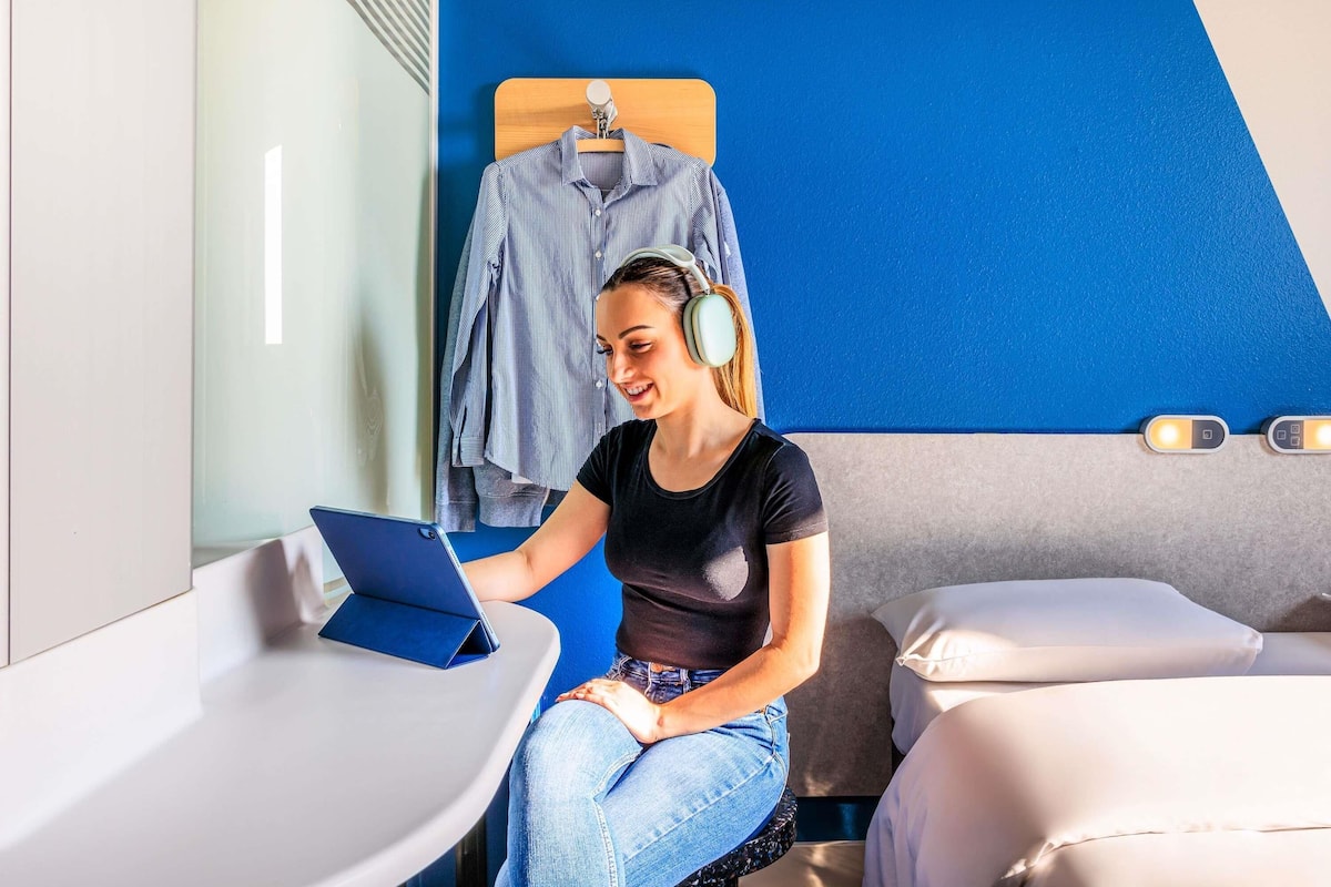 Ropa de cama hipoalergénica, escritorio, wifi gratis y ropa de cama
