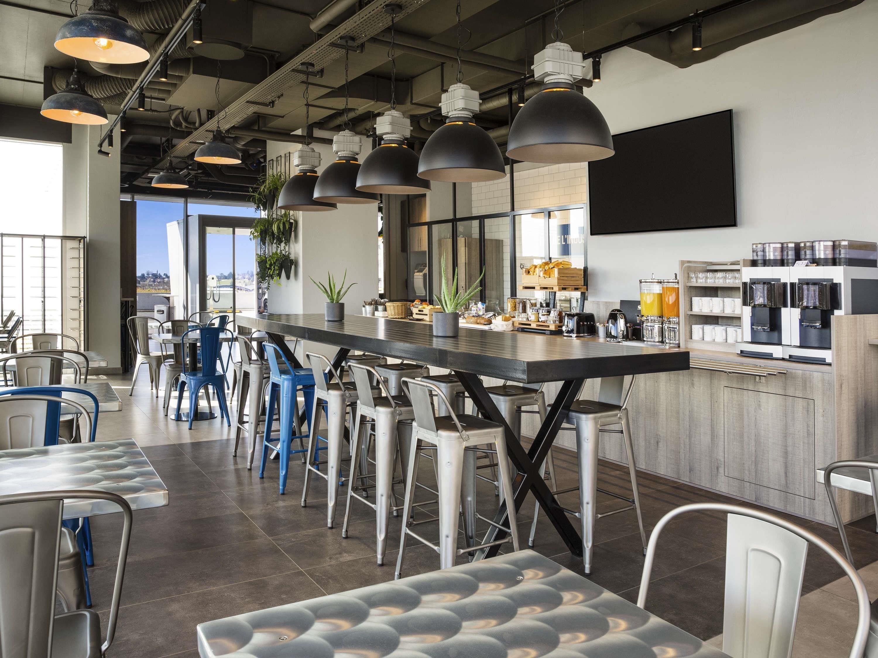 每日供应自助式早餐（每人 CHF 15）