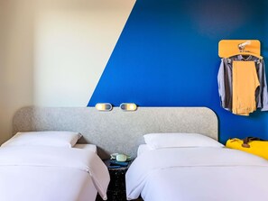 Quarto duplo, 2 camas de solteiro (single beds 90x200cm) | Roupas de cama antialérgicas, escrivaninha, Wi-Fi de cortesia