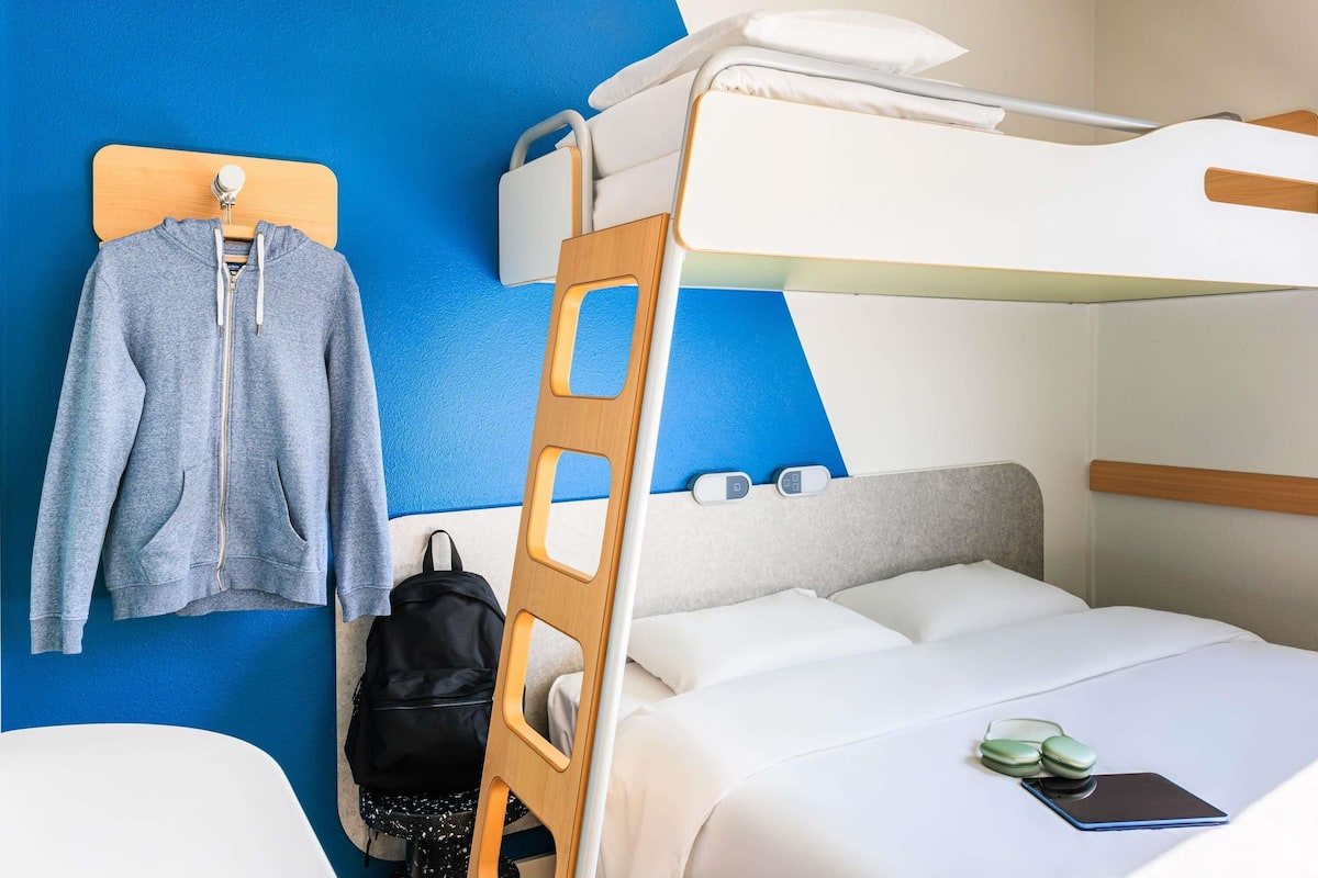 Hypo-allergenic bedding, desk, free WiFi, bed sheets