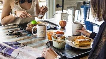 Desayuno buffet diario (CHF 15 por persona)