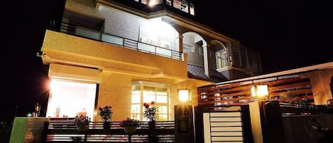 Fachada da propriedade à noite