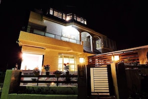 Fachada de la propiedad por la tarde o noche