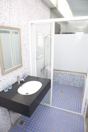 Habitación cuádruple | Baño | Regadera, amenidades de baño gratuitas, secadora de cabello, pantuflas