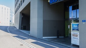 A modern building with a sign for 'ibis budget' hotel.