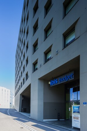 Un bâtiment moderne avec une enseigne indiquant « ibis budget ».