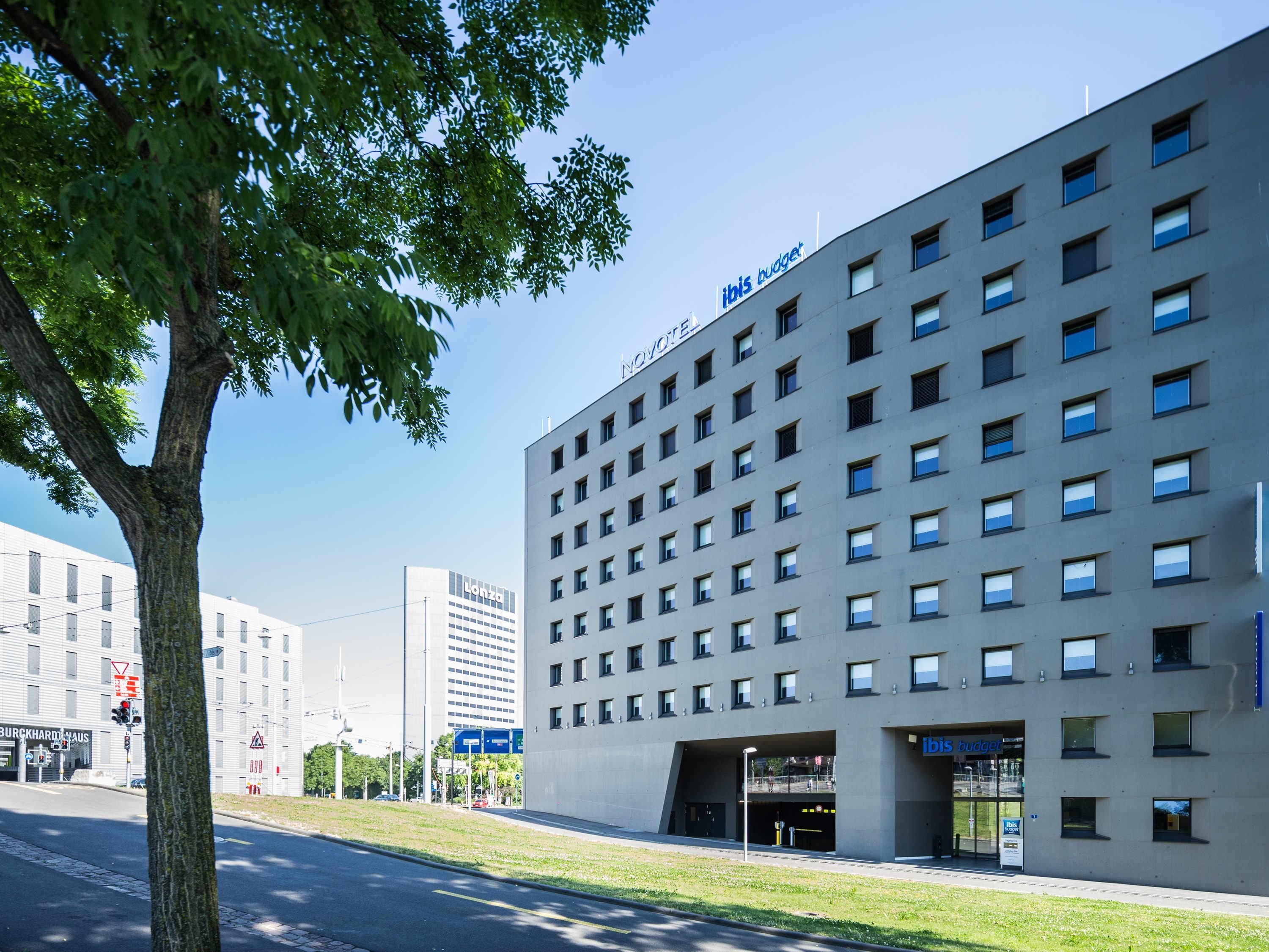 Un edificio moderno con fachada plana, varias ventanas y un letrero que dice 'ibis budget'.