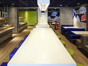 Café da manhã com buffet diário (CHF 14 por pessoa)