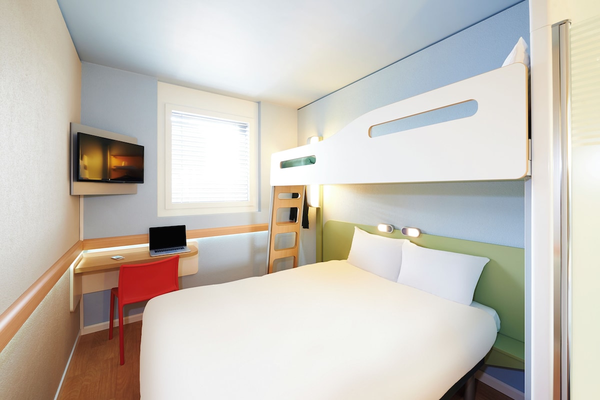Chambre, Plusieurs lits, accessible aux personnes à mobilité réduite | Bureau, accès au Wi-Fi (inclus), literie fournie