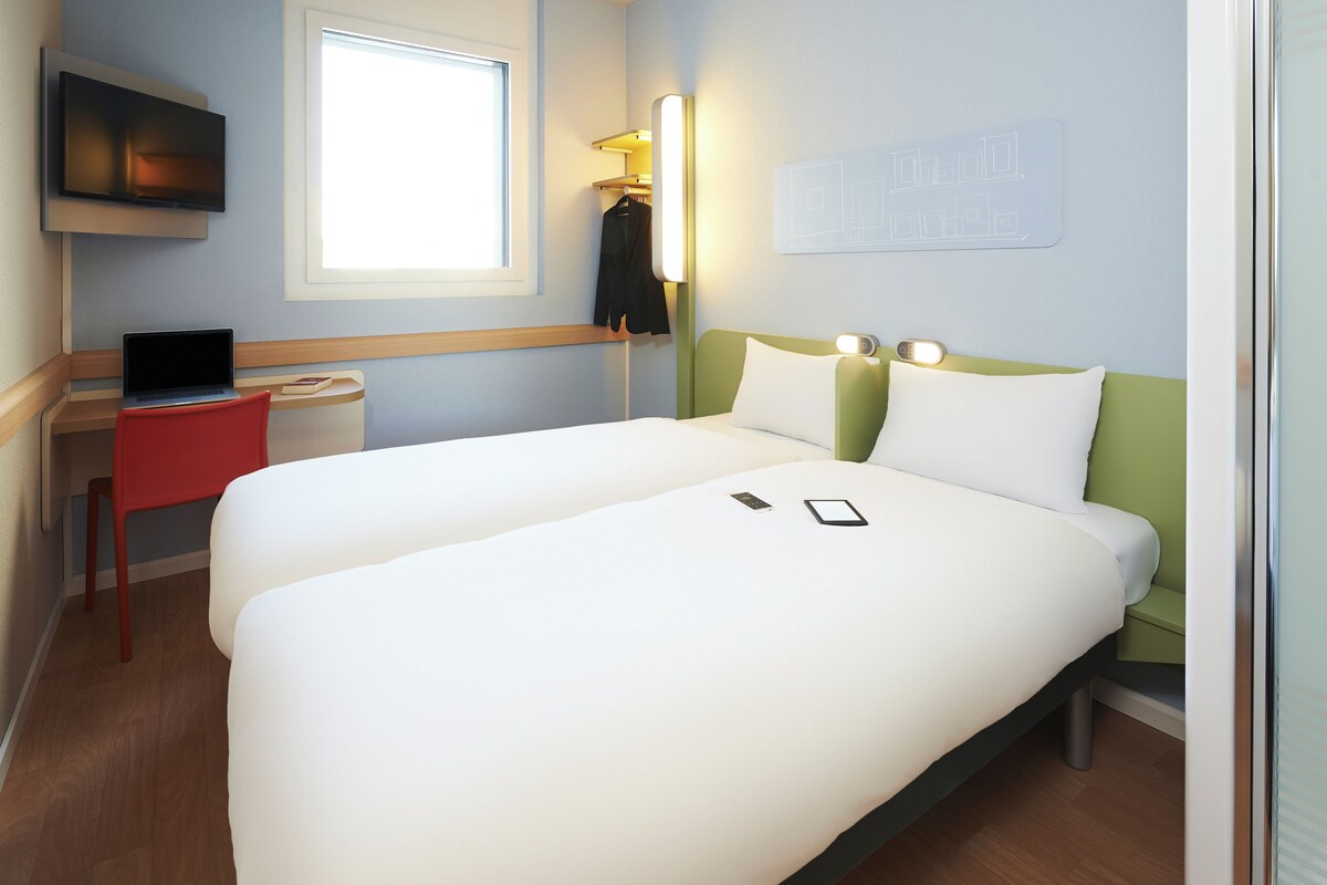 Chambre avec lits jumeaux, 2 lits jumeaux | Bureau, accès au Wi-Fi (inclus), literie fournie