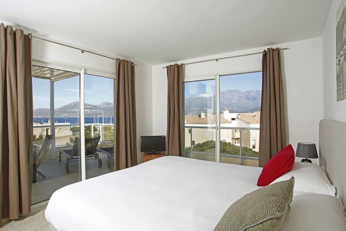 1 bedroom, premium bedding, minibar, in-room safe