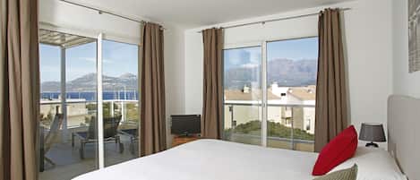 1 bedroom, premium bedding, minibar, in-room safe