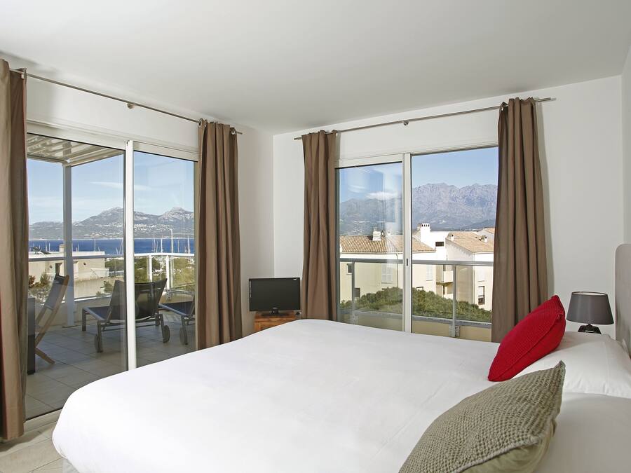 Ropa de cama de alta calidad, minibar, caja fuerte