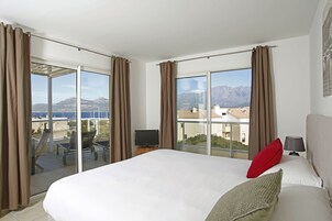 高档床上用品、迷你吧、客房内保险箱、隔音