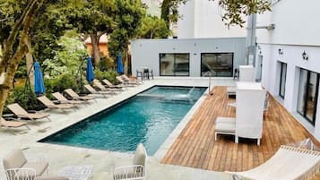 Piscine couverte, piscine extérieure (ouverte en saison)