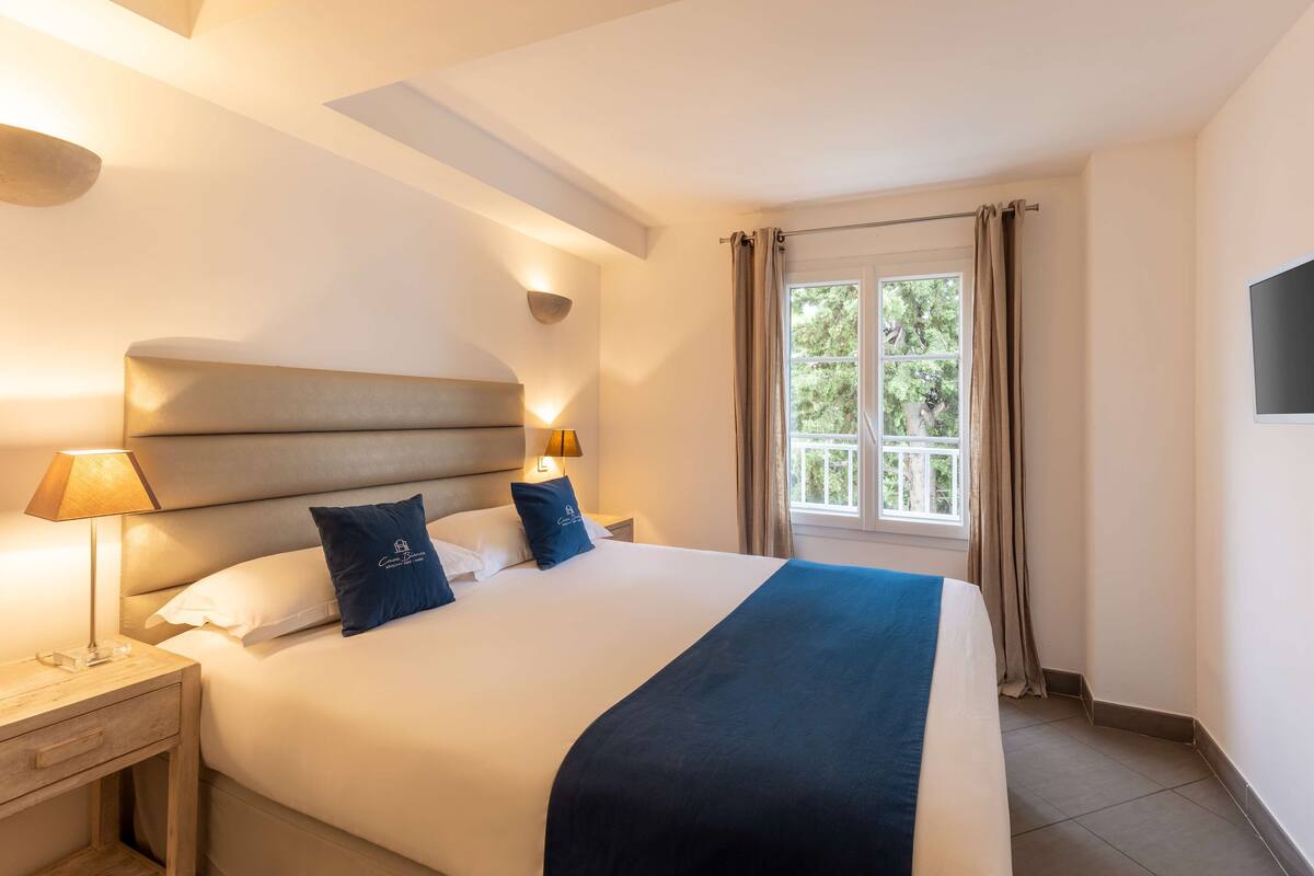 Exclusive Suite, 1 Queen Bed, Non Smoking (with Sofabed) | 1 bedroom, premium bedding, minibar, in-room safe