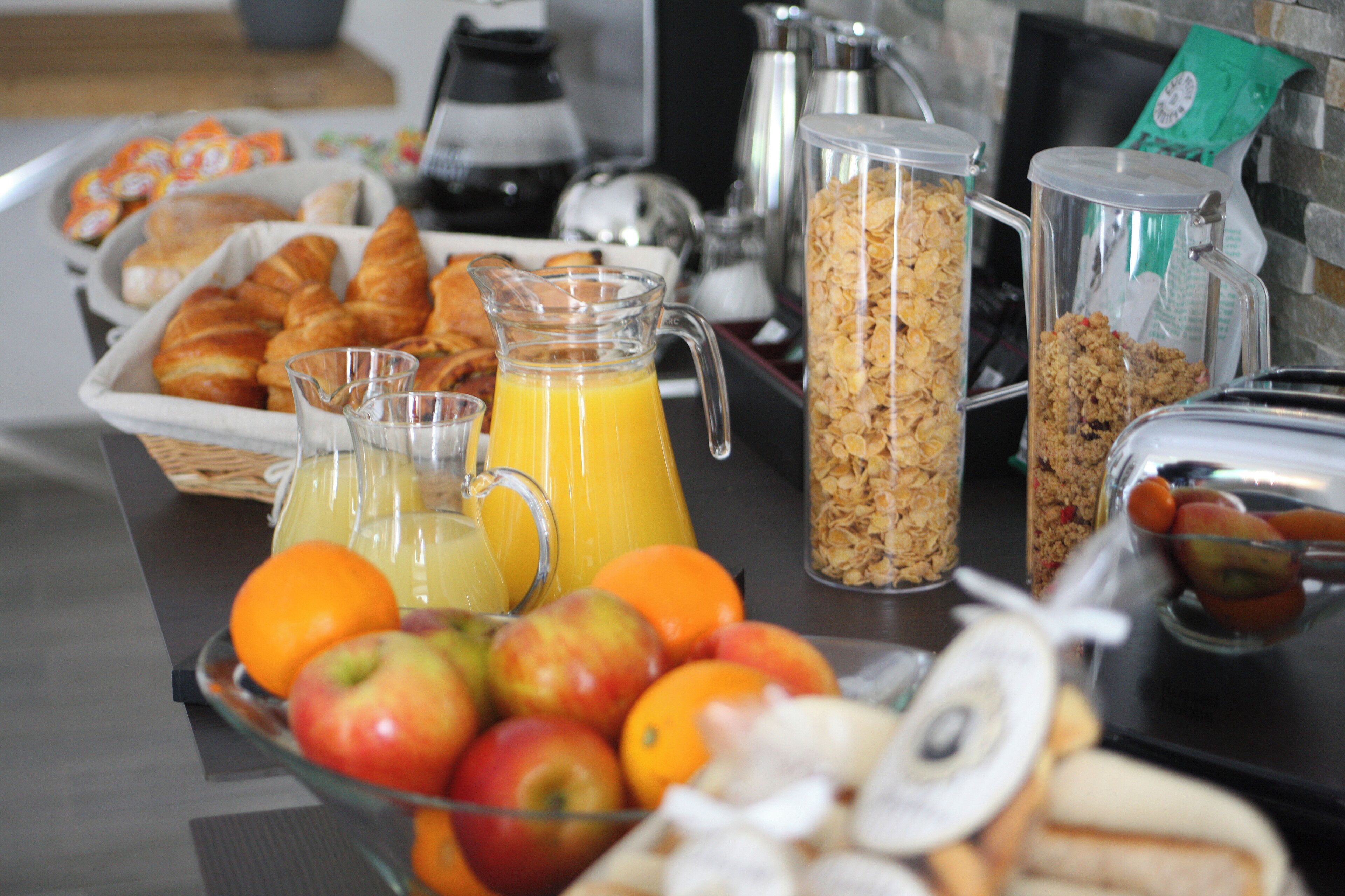 Un buffet du petit-déjeuner proposant une variété d'aliments et de boissons.