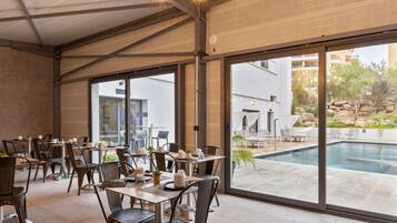 Petit déjeuner buffet (14.00 EUR par personne)