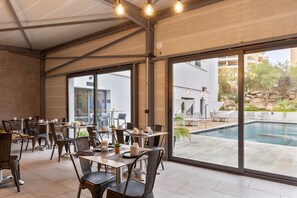Tägliches Frühstücksbuffet gegen Gebühr