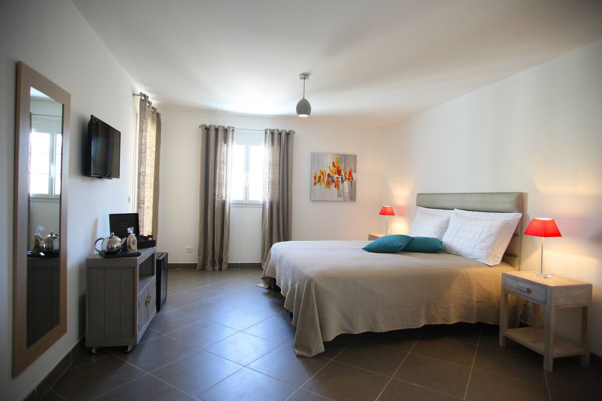 1 bedroom, premium bedding, minibar, in-room safe