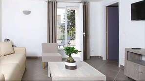 2 bedrooms, premium bedding, minibar, in-room safe