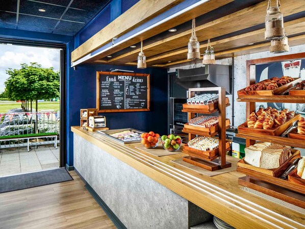 Petit déjeuner continental (8.5 GBP par personne)